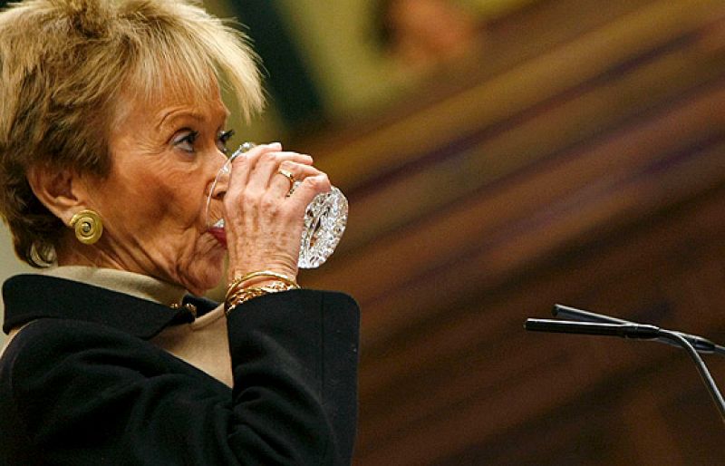  La vicepresidenta primera del Gobierno, María Teresa Fernández de la Vega, ha asegurado que "el Gobierno supo en todo momentos dónde estaban los tripulantes del Alakrana", en referencia a la treta de los secuestradores de hacer creer que habían baja