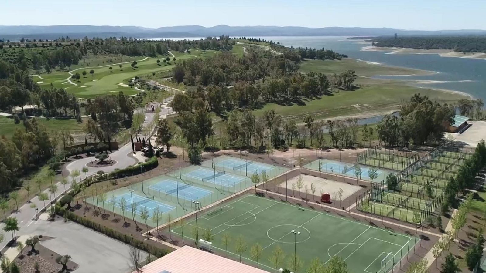 ¿Cómo es el 'resort' de lujo de Valdecañas? 185 chalés, una playa artificial y pistas deportivas - Ver ahora