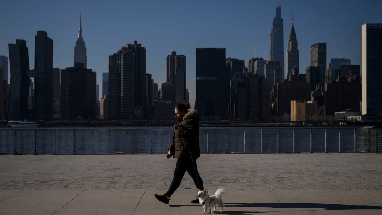 Nueva York elimina el uso obligatorio de las mascarillas en interiores