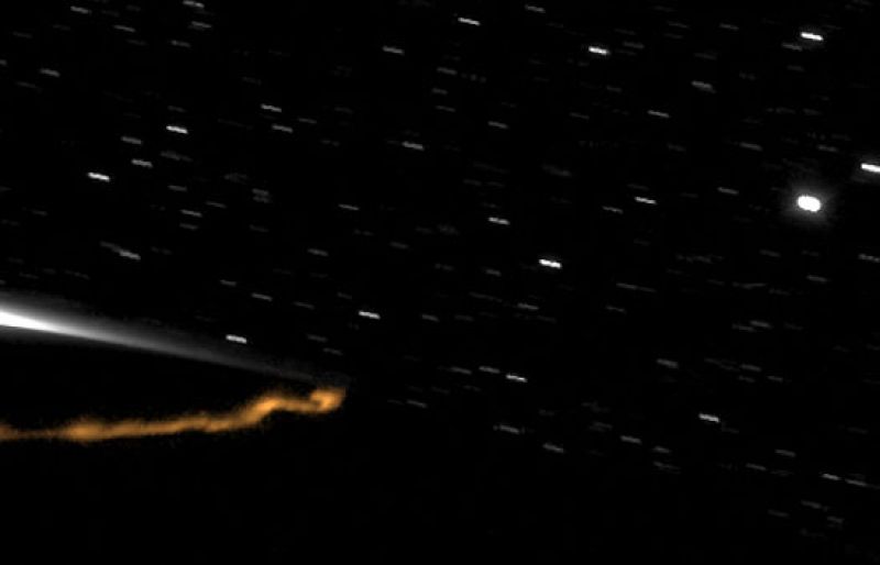  La sonda Cassini ha captado en Saturno las auroras boreales más grandes del sistema solar. Según informa el Laboratorio de Propulsión a Chorro (JPL) de la NASA, las auroras llegan con forma de cortinas de luz a más de 1.200 metros de la superficie d