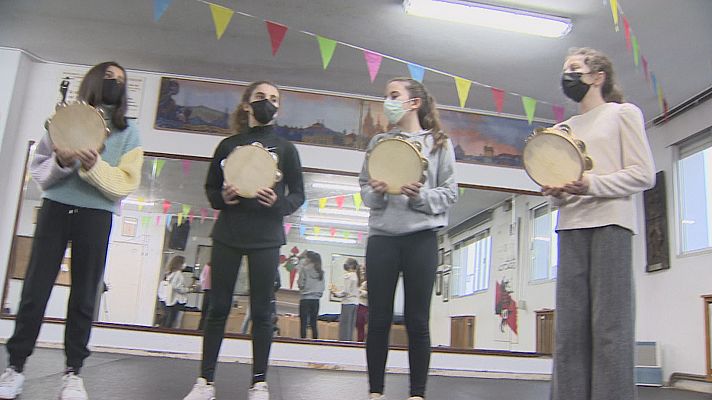 Telexornal - Galicia - Medra a demanda de pandeiretas e de clases de muiñeira polo 'efecto Tanxugueiras'