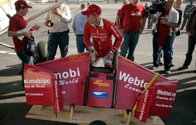  - Yves Rossy intenta una proeza aérea