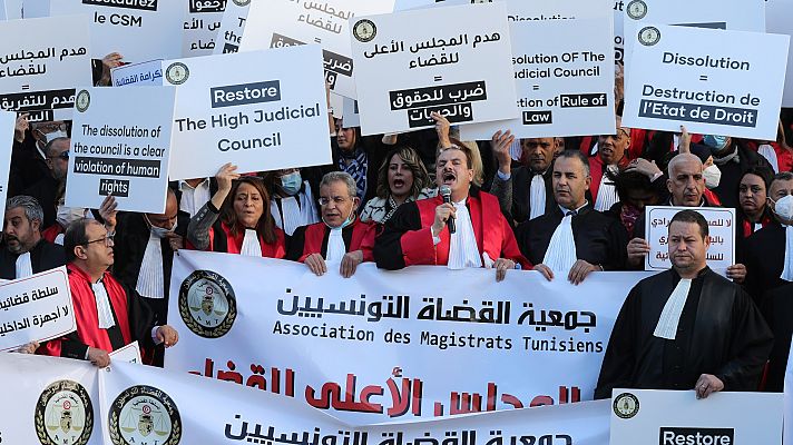 Los magistrados tunecinos denuncian "abusos" contra el poder judicial tras la orden de disolver un órgano constitucional