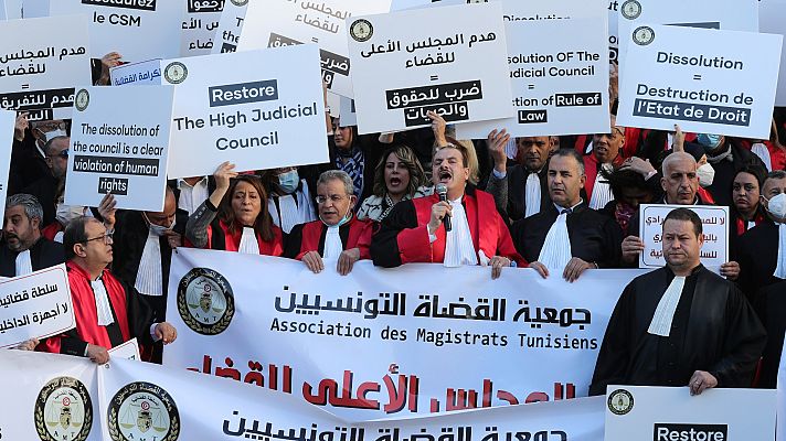 Telediario 2 - Los magistrados tunecinos denuncian "abusos" contra el poder judicial tras la orden de disolver un órgano constitucional