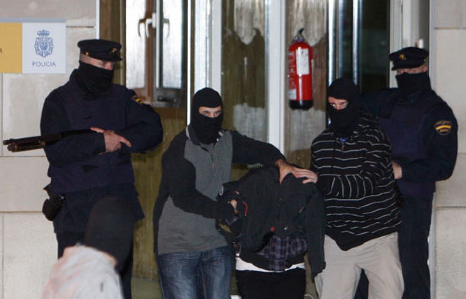 Según la información que manejan fuentes de la lucha antiterrorista, ETA ya se había ocupado de repartir entre los jóvenes radicales su último documento interno en el que defiende el uso de la violencia.