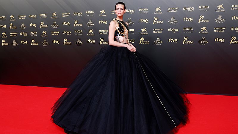 Alfombra roja de los Goya 2022 - Milena Smit: "Estoy deseando abrazar a Penélope Cruz"