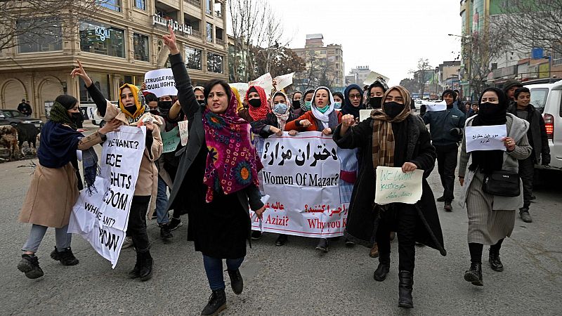 Las mujeres afganas se juegan la vida al defender sus derechos frente a los talibanes | Ver