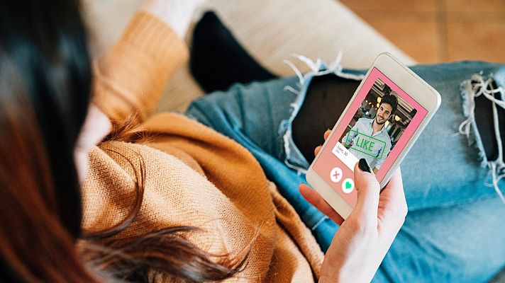 Telediario 1 - Las aplicaciones de citas y el "amor líquido": "Saltamos de una persona a otra"