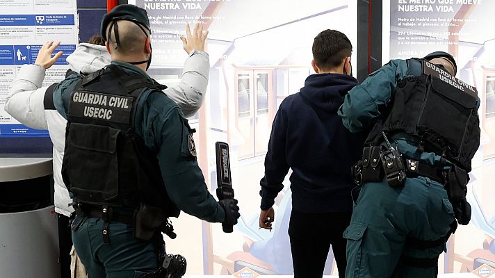 Telediario 1 - La policía aumenta la vigilancia ante las bandas juveniles