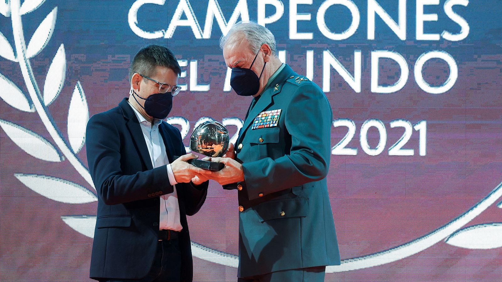 TVE recibe el Casco de Oro por 40 años de información del motociclismo -- VEr ahora