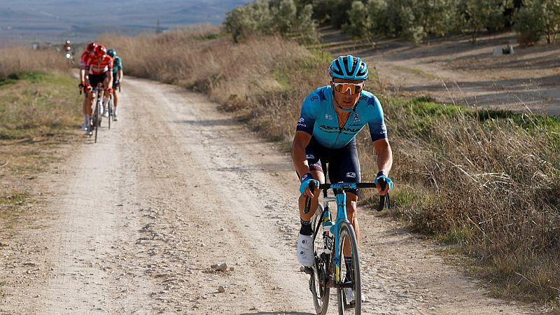 Clásica Jaén | Alexey Lutsenko se exhibe entre los olivares -- Ver ahora