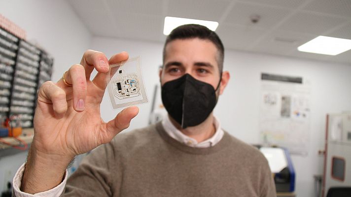 La Universidad de Granada desarrolla una mascarilla inteligente que avisa por el móvil cuando se supera límite de CO2