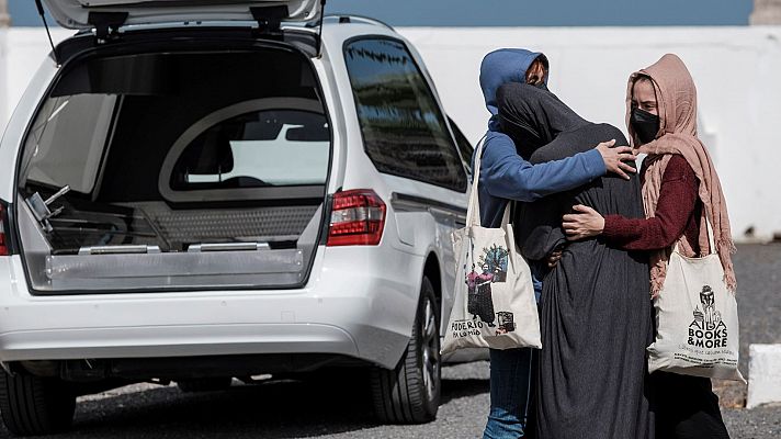 Telediario 2 - Después de morir en una patera hace siete meses, el cuerpo de Yamila de seis años ha sido enterrado