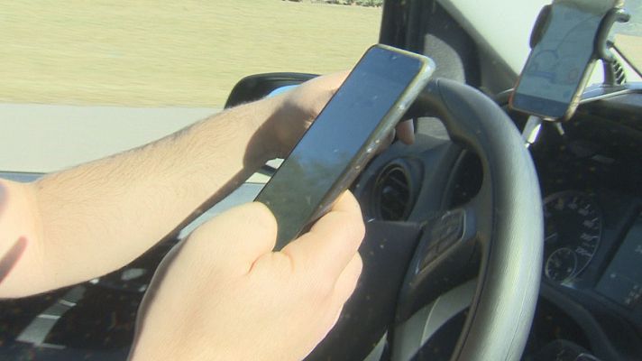 Contra l'ús del mòbil al volant: Trànsit instal·larà dues càmeres per detectar conductors amb el mòbil a la mà