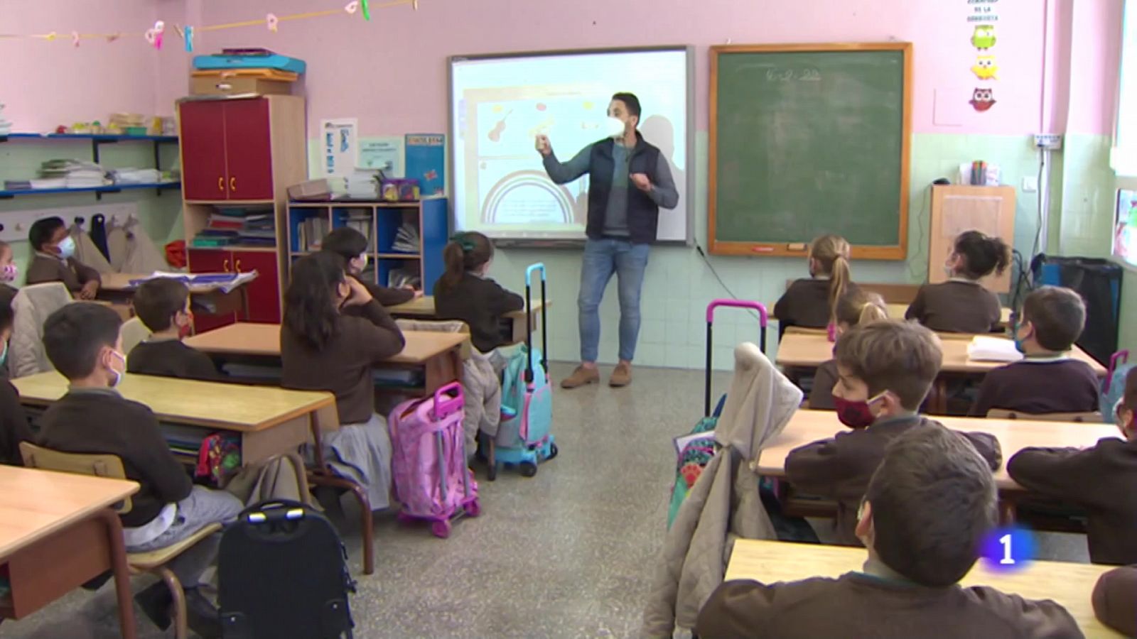 Los niños de primaria podrían ser los primeros en quitarse la mascarilla en el aula