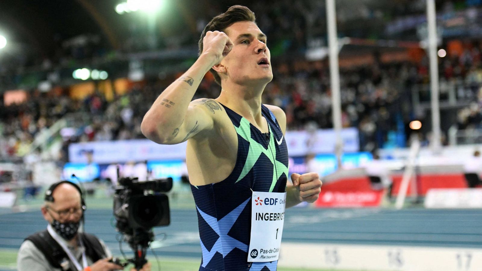 Jakob Ingebrigtsen bate el récord del mundo en pista cubierta de los 1.500 -- Ver ahora