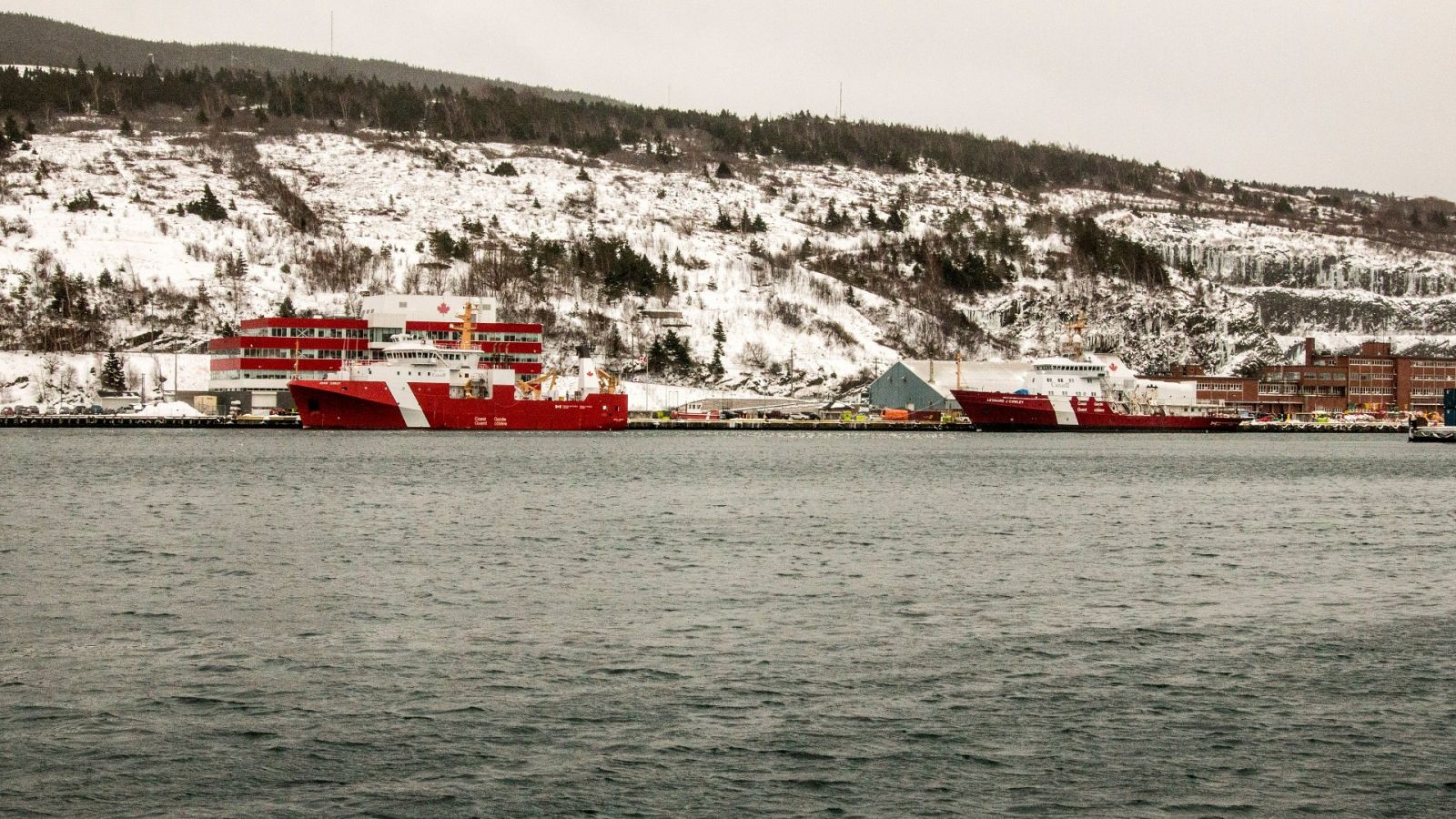 Llega a Terranova el primer barco con tres supervivientes