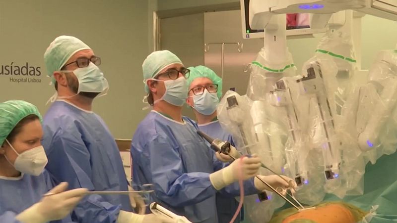Un médico español practica en Portugal la cirugía torácica del futuro