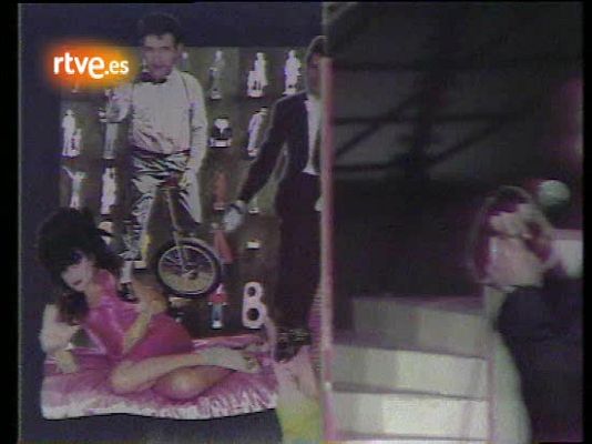 Alaska y los Pegamoides interpretan 'Bailando'