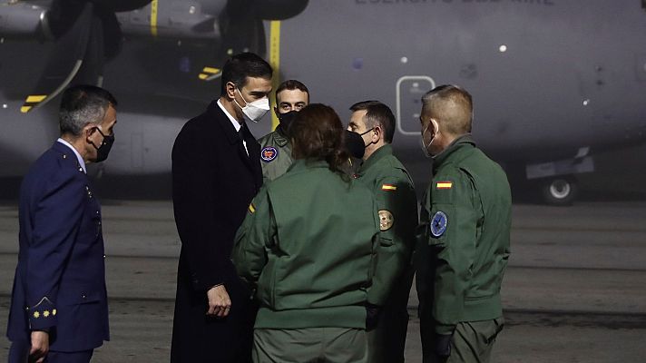 Telediario 2 - Llegan a España los supervivientes del naufragio en Terranova