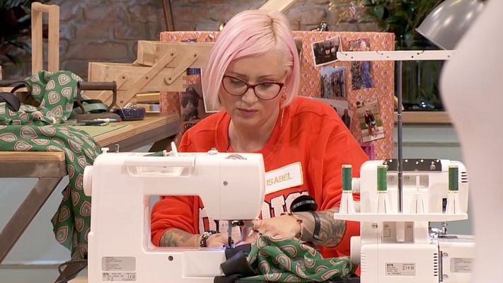 Maestros de la costura - Isabel se atraviesa el dedo con la aguja