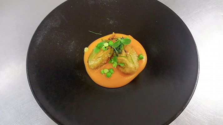 España Directo - Flor de calabacín rellena de verduras y vieiras