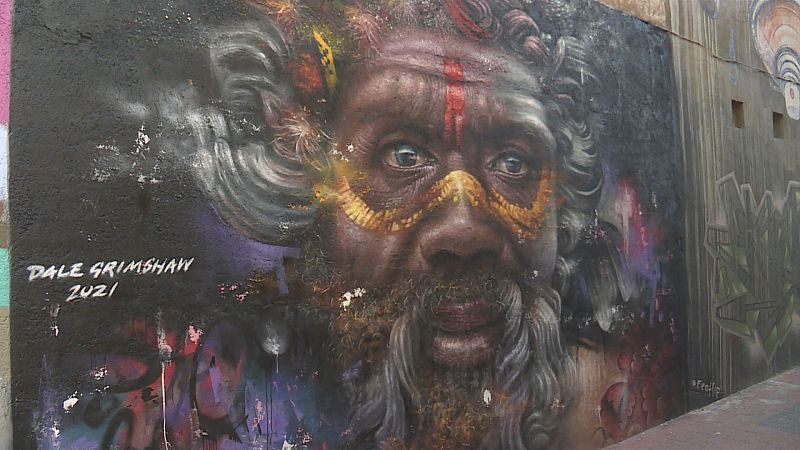 El mural es obra del artista del británico Dale Grimshaw y hace referencia al conflico melanesio, una zona al noreste de Australia