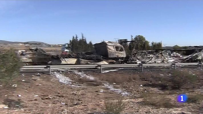 L'Informatiu - Dos accidents a l'AP-2 i a l'AP-7 causen cues quilomètriques durant tot el matí