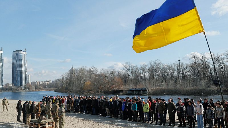 El reconocimiento ruso de la independencia de Donestk y Lugansk crea gran conmoción en Kiev