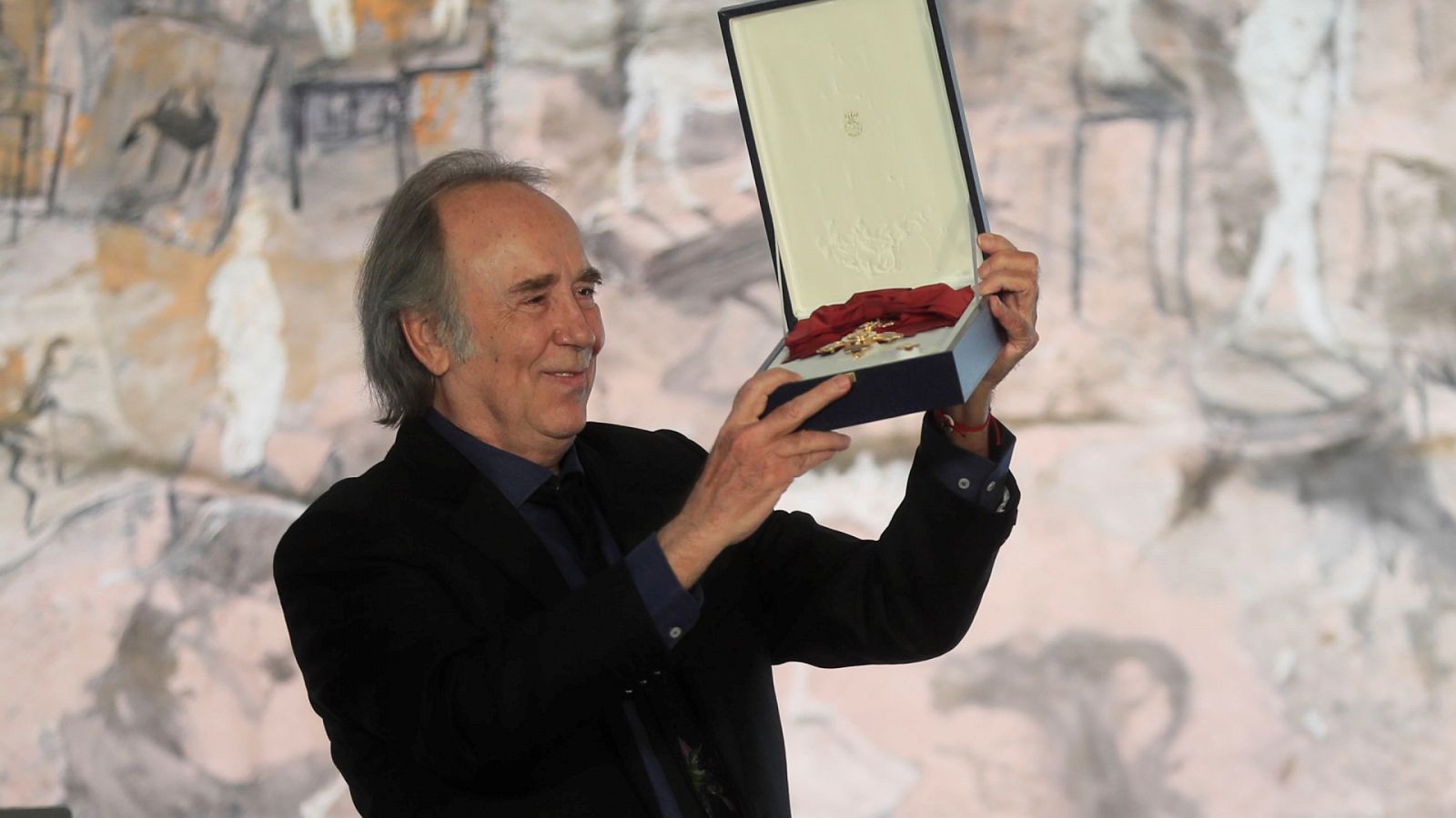 Joan Manuel Serrat recibe la Gran Cruz de la Orden Civil