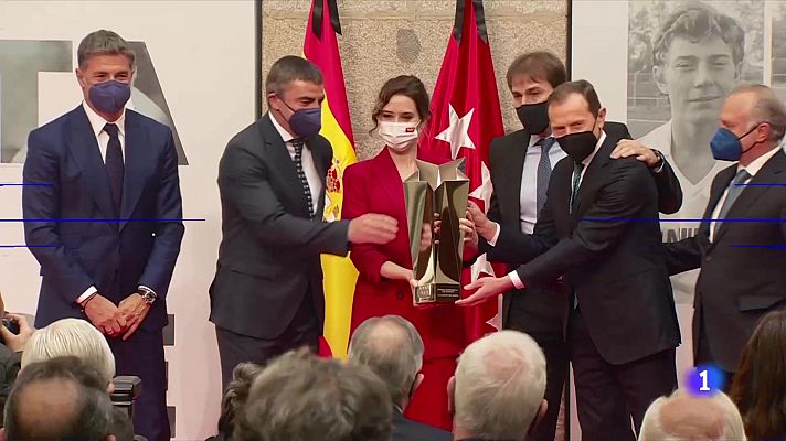 Telediario 1 - La Comunidad de Madrid premia a la 'Quinta del Buitre'