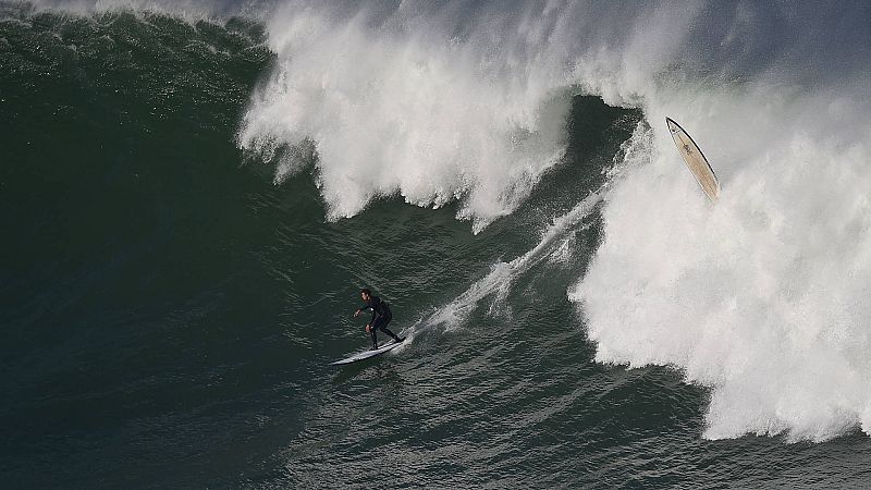 Los mejores surfistas vuelven a desafiar las grandes olas de Punta Galea