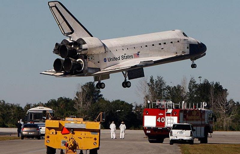 El transbordador Atlantis ha aterrizado en el Centro Espacial Kennedy, tras 11 días de misión espacial en el que ha ofrecido suminsitros a la Estación Espacial Internacional.