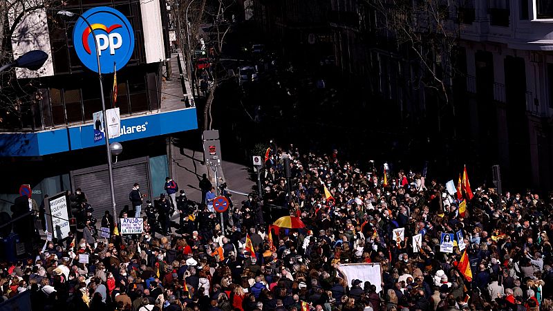 Espionaje, contratos irregulares y protestas en la calle: cronología de la crisis en el PP
