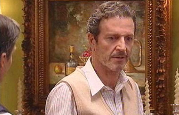 Amar en tiempos revueltos - Salvador no entiende esa actitud