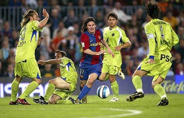  - Messi marca al estilo Maradona