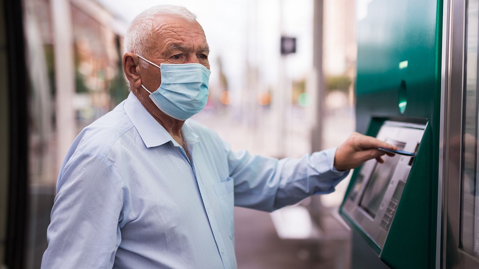 La desconexión digital, un problema para los mayores | Ver