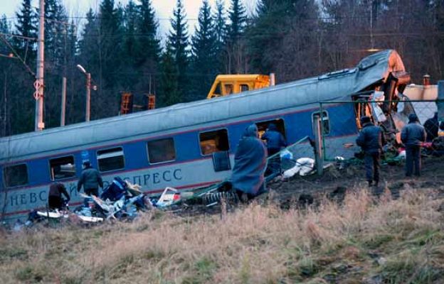  - El tren descarriló por una bomba