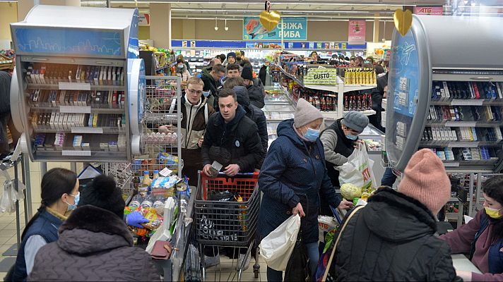 Telediario 1 - Miles de ucranianos intentan huir al oeste