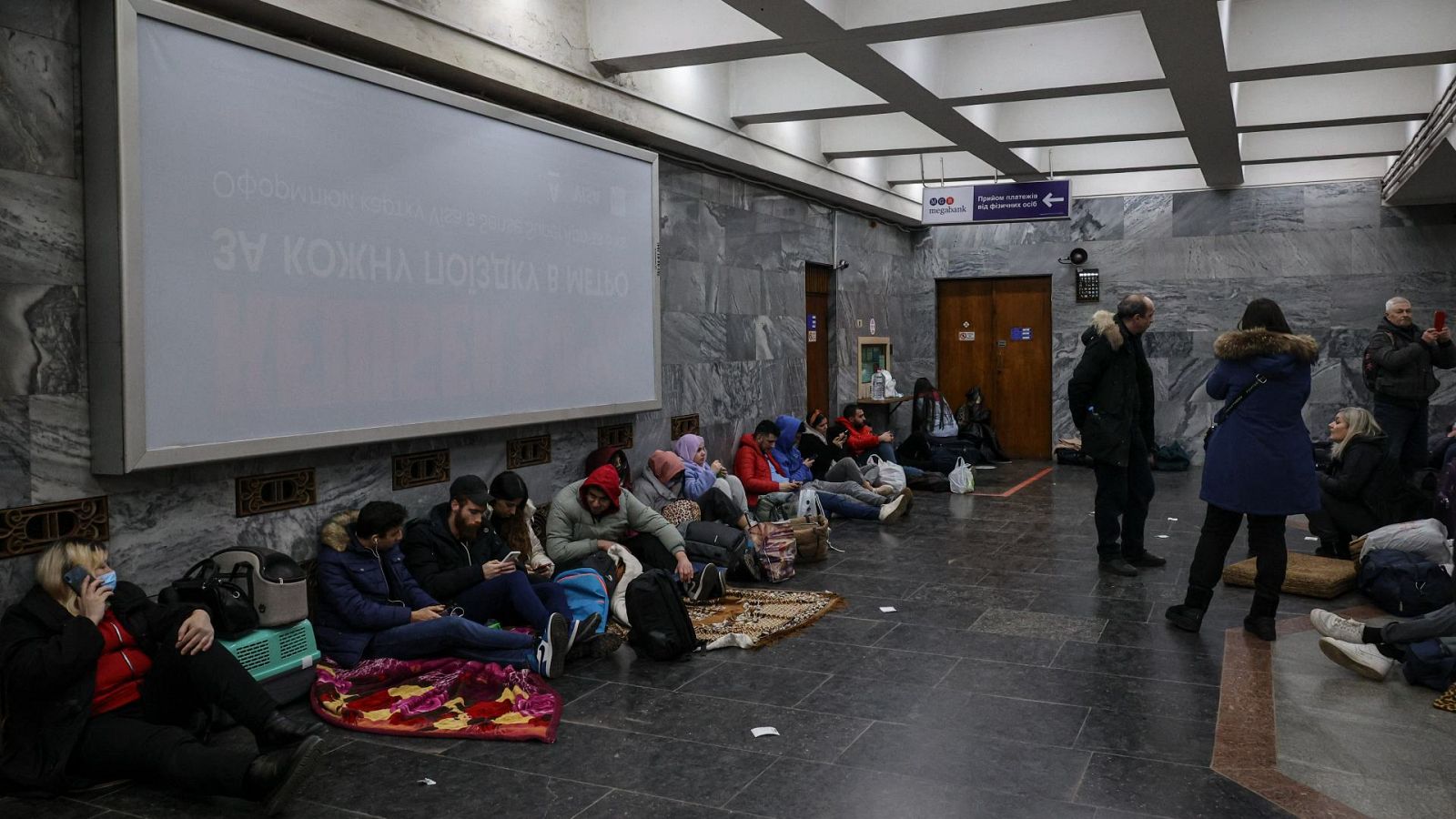 Ciudadanos se refugian metro por miedo a los ataques rusos