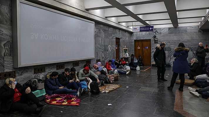 Cientos de ciudadanos se refugian en el metro por miedo a los ataques rusos