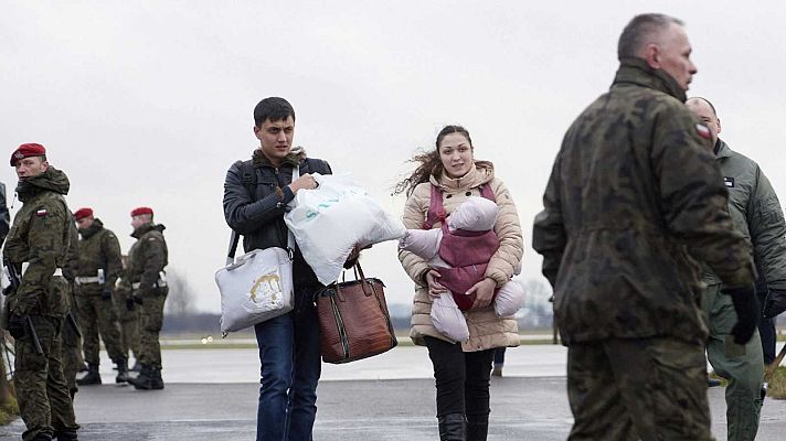 Telediario 2 - Los países vecinos de Ucrania abren sus fronteras para acoger a los refugiados