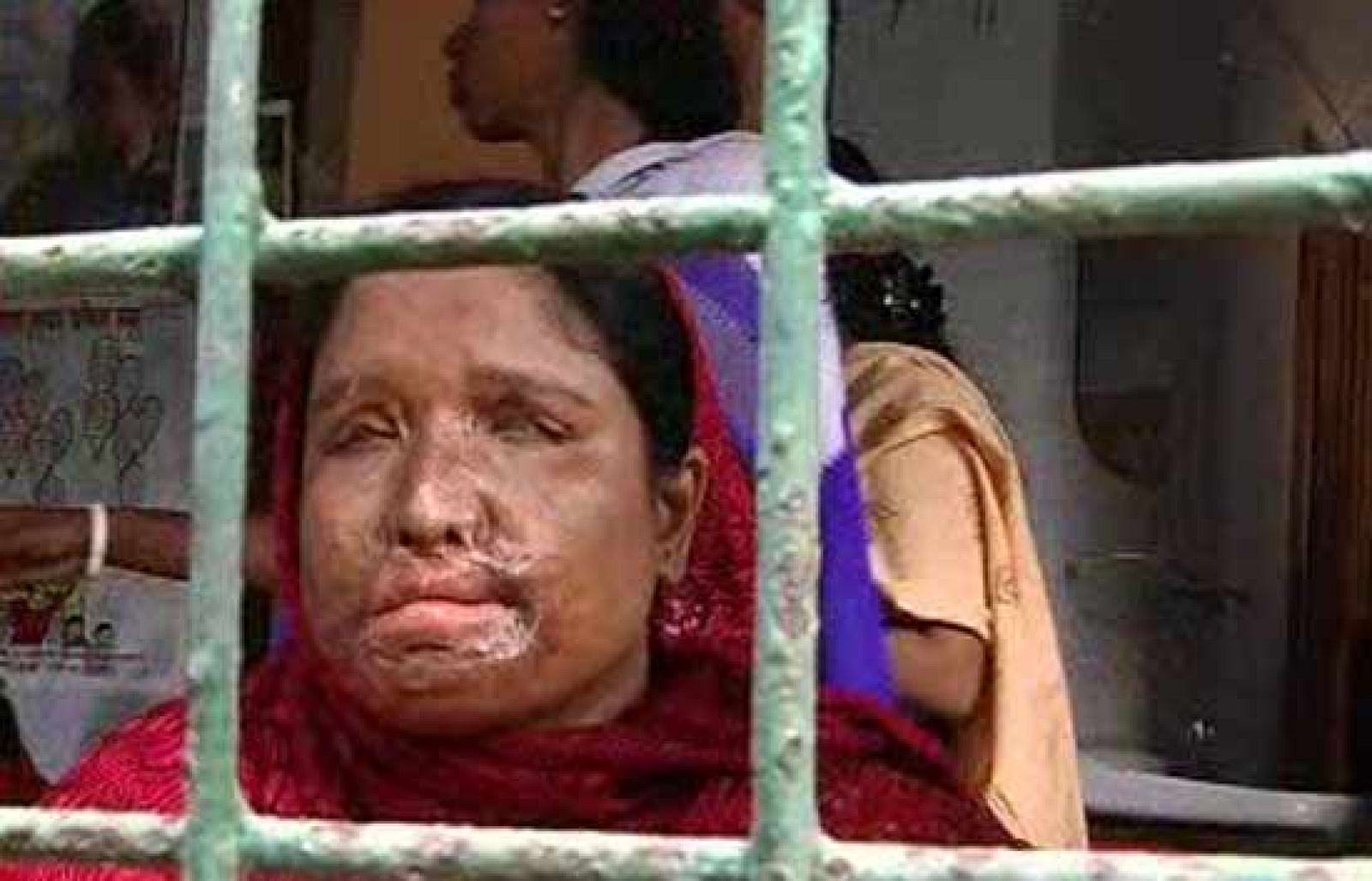 Quedan deformadas o ciegas. En algunos países del sureste asiático, cientos de mujeres son víctimas de sus parejas, que las rocían con ácido para que nadie se vuelva a fijar en ellas. La mayoría de los agresores nunca pisa la cárcel. 