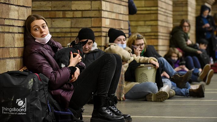 Miles de personas se refugian de los bombardeos en el metro