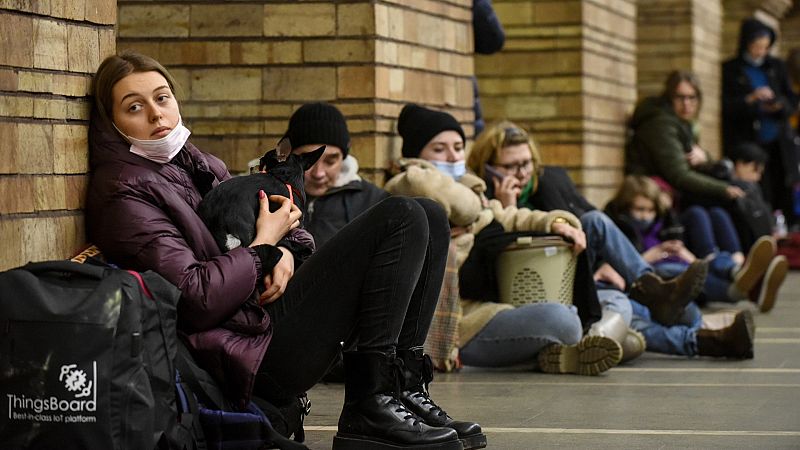 Miles de personas se refugian de los bombardeos en el metro