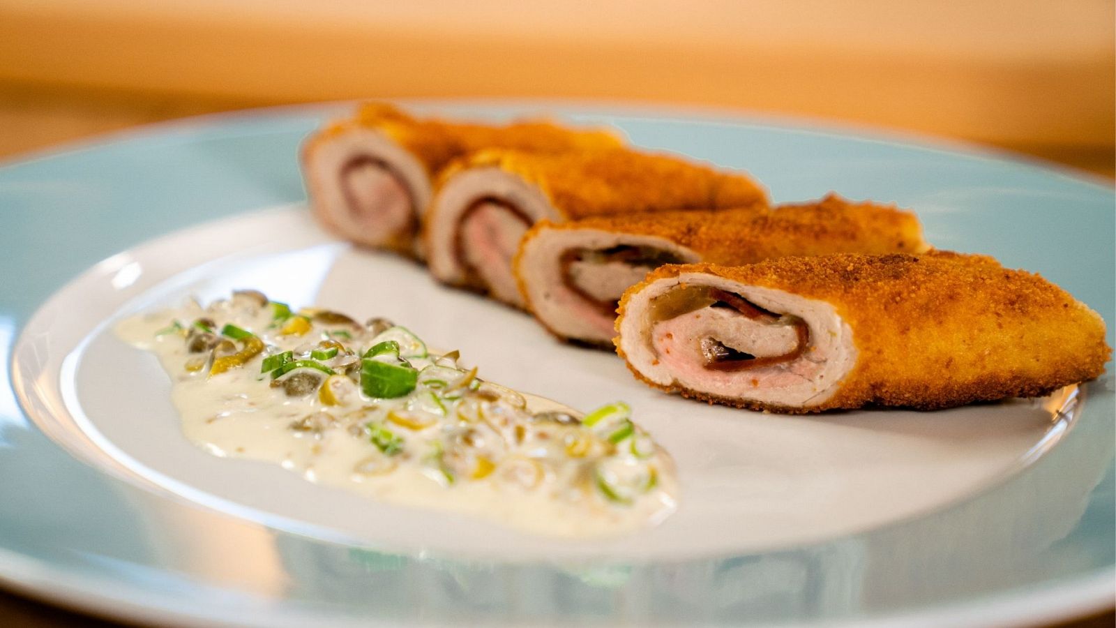 Receta de flamenquines con salsa de encurtidos