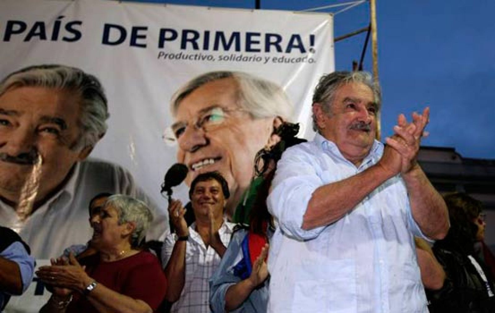 El ex guerrillero José Mujica, candidato de la izquierda a la segunda vuelta electoral de este domingo en Uruguay, se mostró hoy cauto respecto a los sondeos que anticipan su victoria frente al conservador Luis Alberto Lacalle, esperanzado aún en revertir a última hora la intención de voto.