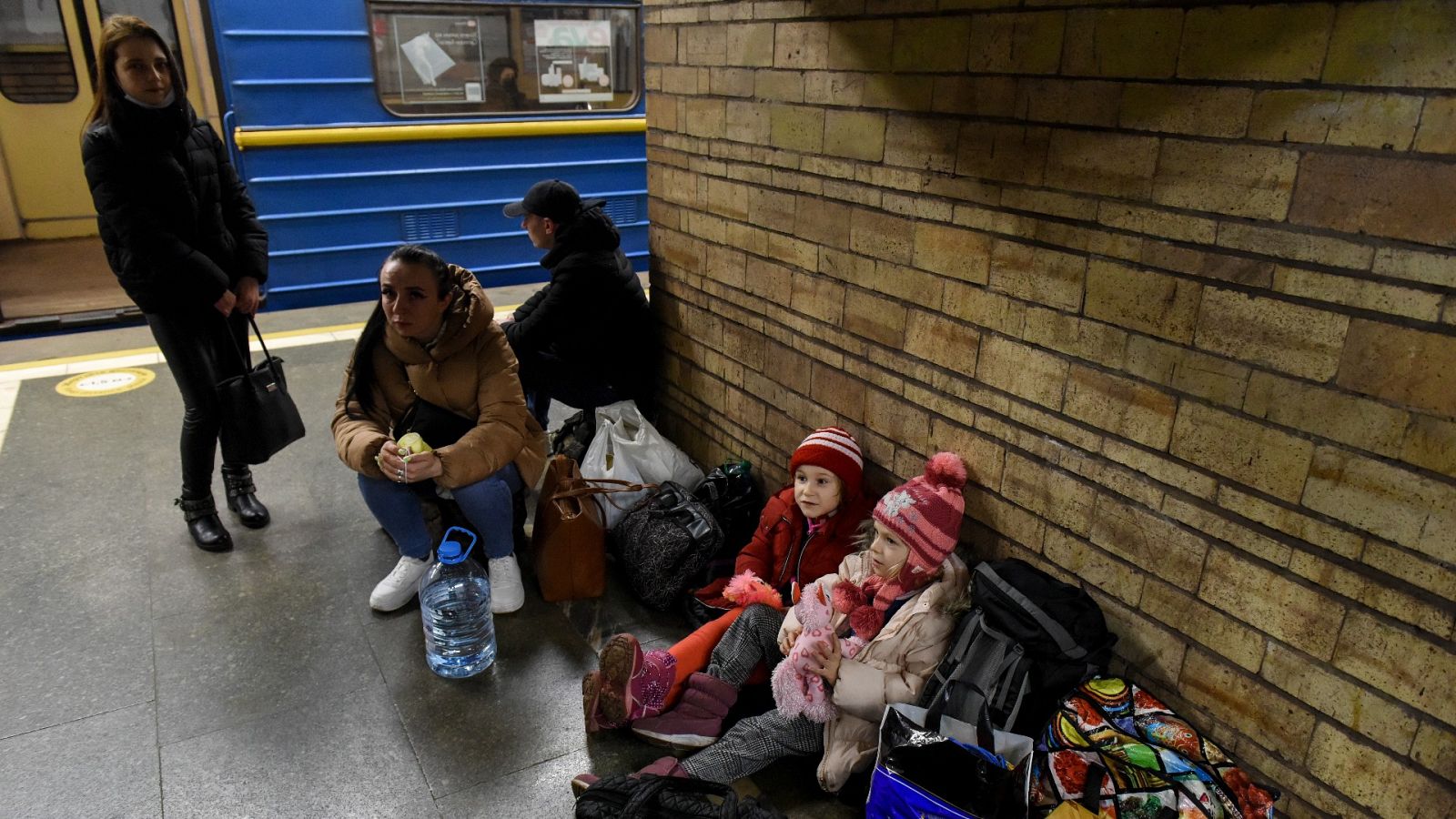 Los habitantes de Kiev se refugian en estaciones de metro