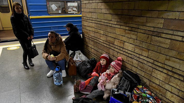 Los habitantes de Kiev se refugian en estaciones de metro y búnkeres improvisados