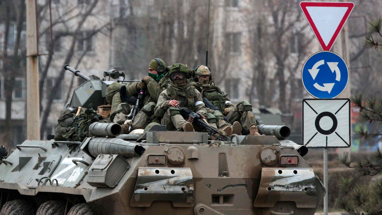 Las tropas rusas invaden Ucrania en una ofensiva relámpago